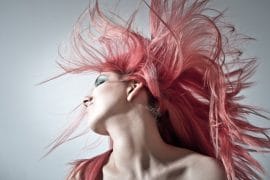 Jeune femme avec des cheveux colorés en rose pastel